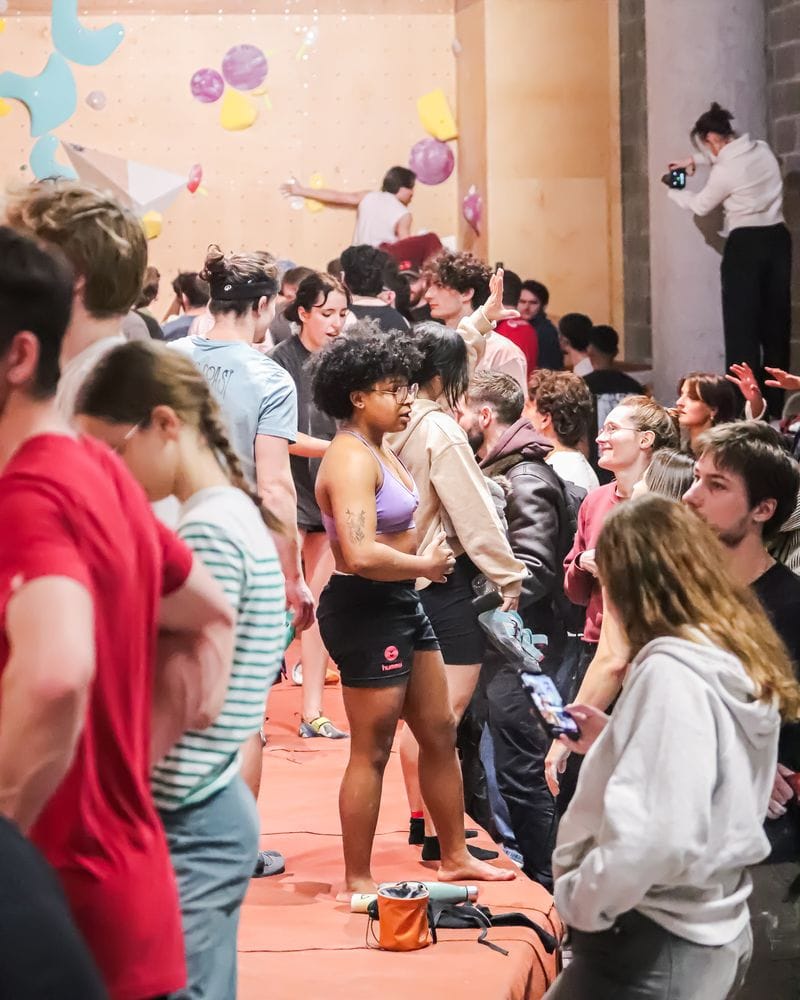Les participant·es réuni·es sur les tapis pendant le contest