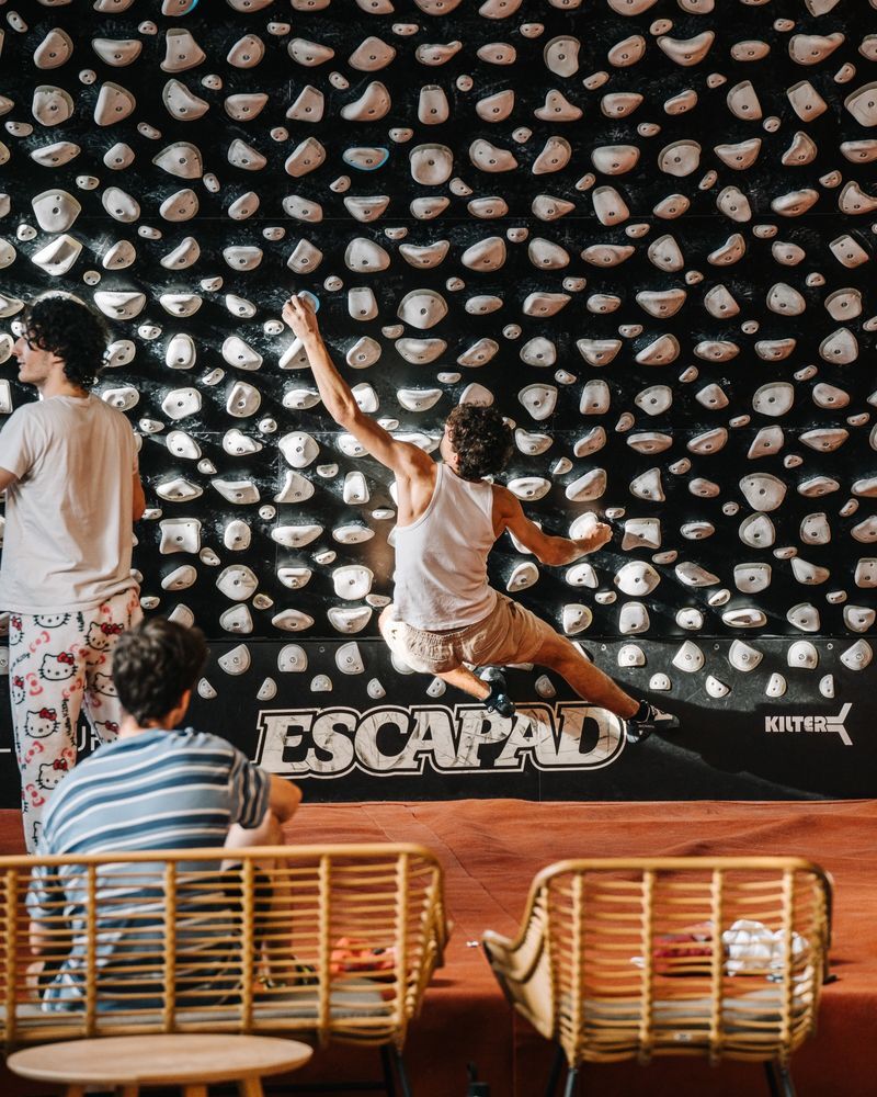 Un grimpeur sur le Kilter Board d'ESCAPAD Lille